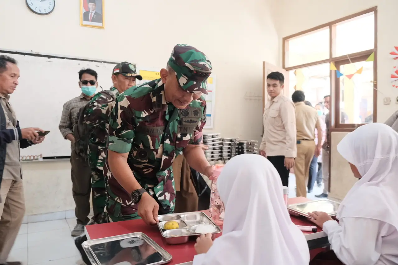 Pastikan Berjalan Lancar, TNI-Polri Tinjau Pelaksanaan MBG di Kota Depok