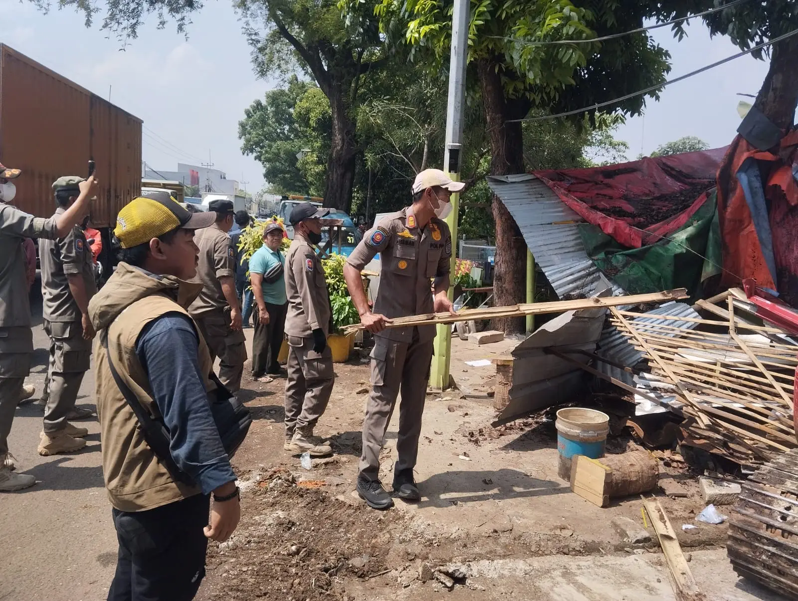 Ciptakan Depok Nyaman, 75 PKL dan Bangli di Jalan Raya Bogor Ditertibkan