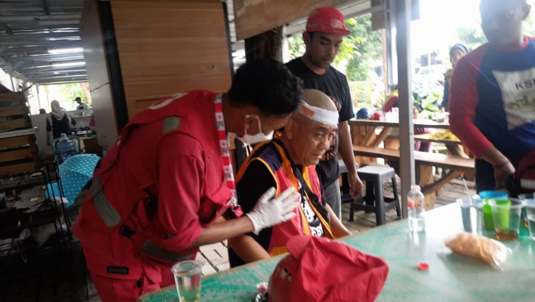 PMI Depok Berikan Bantuan Nasi Bungkus untuk Korban Banjir di Bojongsari