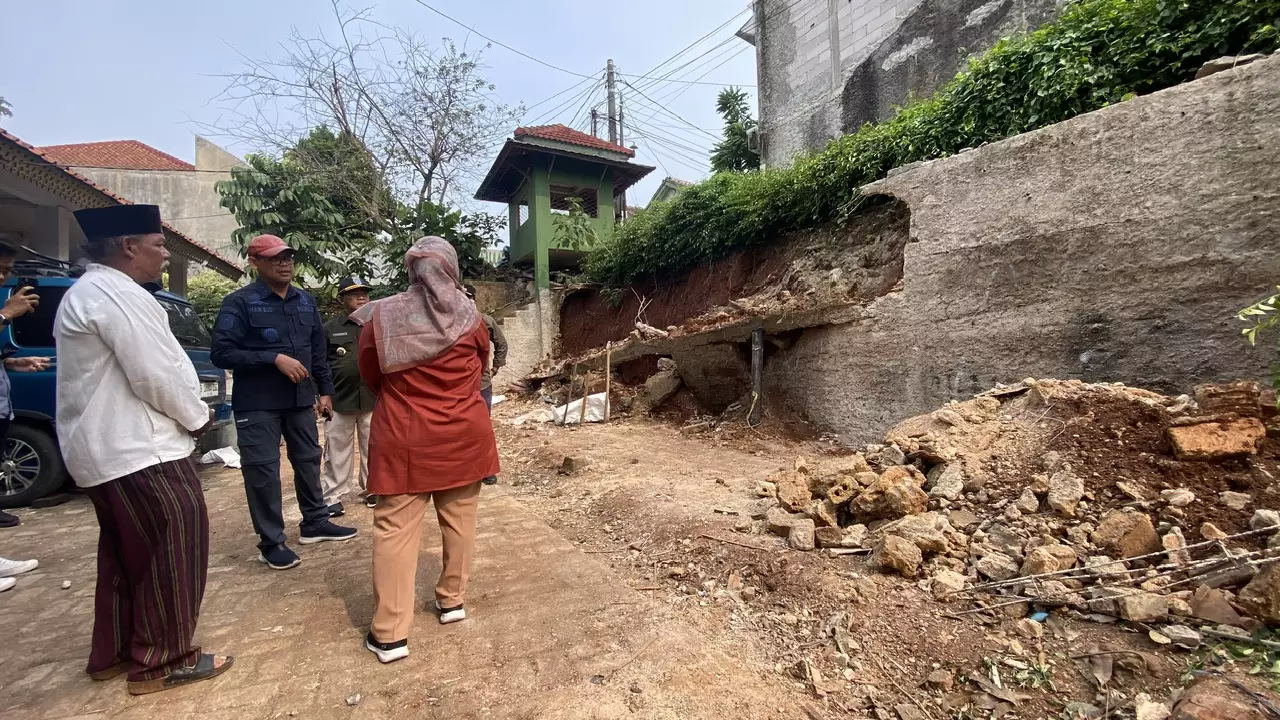 Wakil Wali Kota Depok Tinjau Langsung Lokasi Longsor di RW 08 Kelurahan Duser