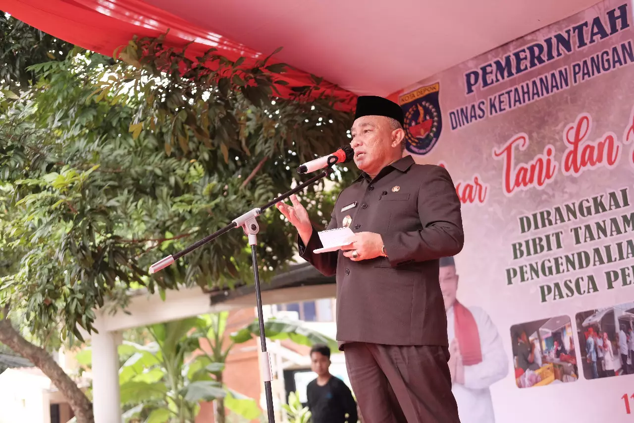 Bantu Petani, Wali Kota Depok Serahkan Bibit Cabai dan Benih Hortikultura