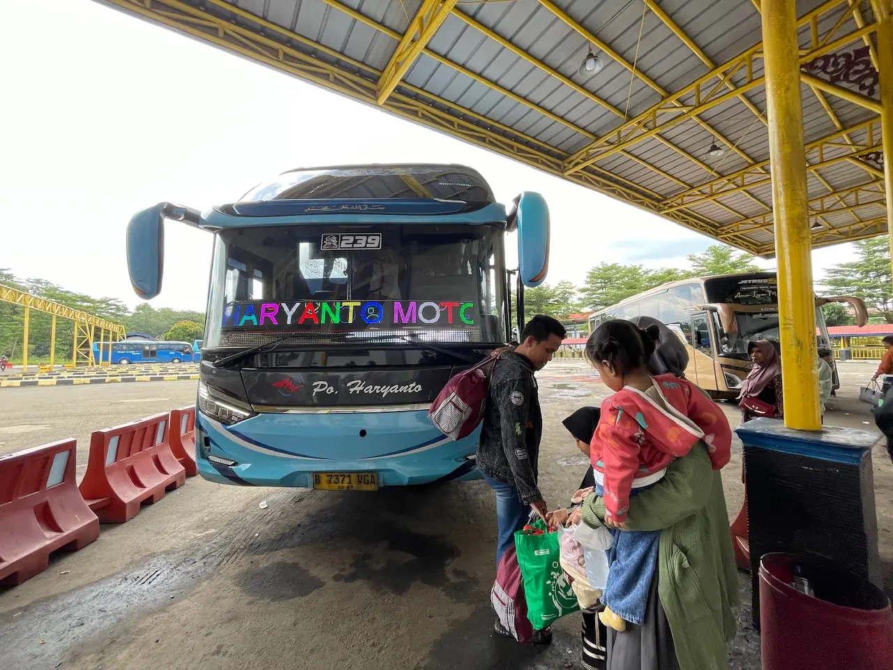 Jelang Lebaran, Suasana Arus Mudik Mulai Terasa di Terminal Jatijajar