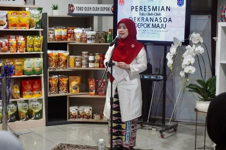 Jadi Ekosistem Ekonomi, Cing Ikah Resmikan Toko Oleh-oleh DDM di Bank BJB Depok