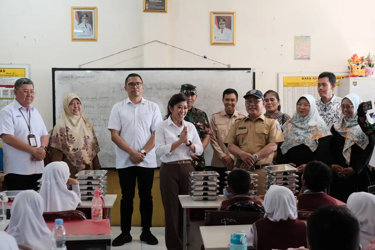 Menteri Komdigi Tinjau Makan Bergizi Gratis di SDN Cilangkap 3