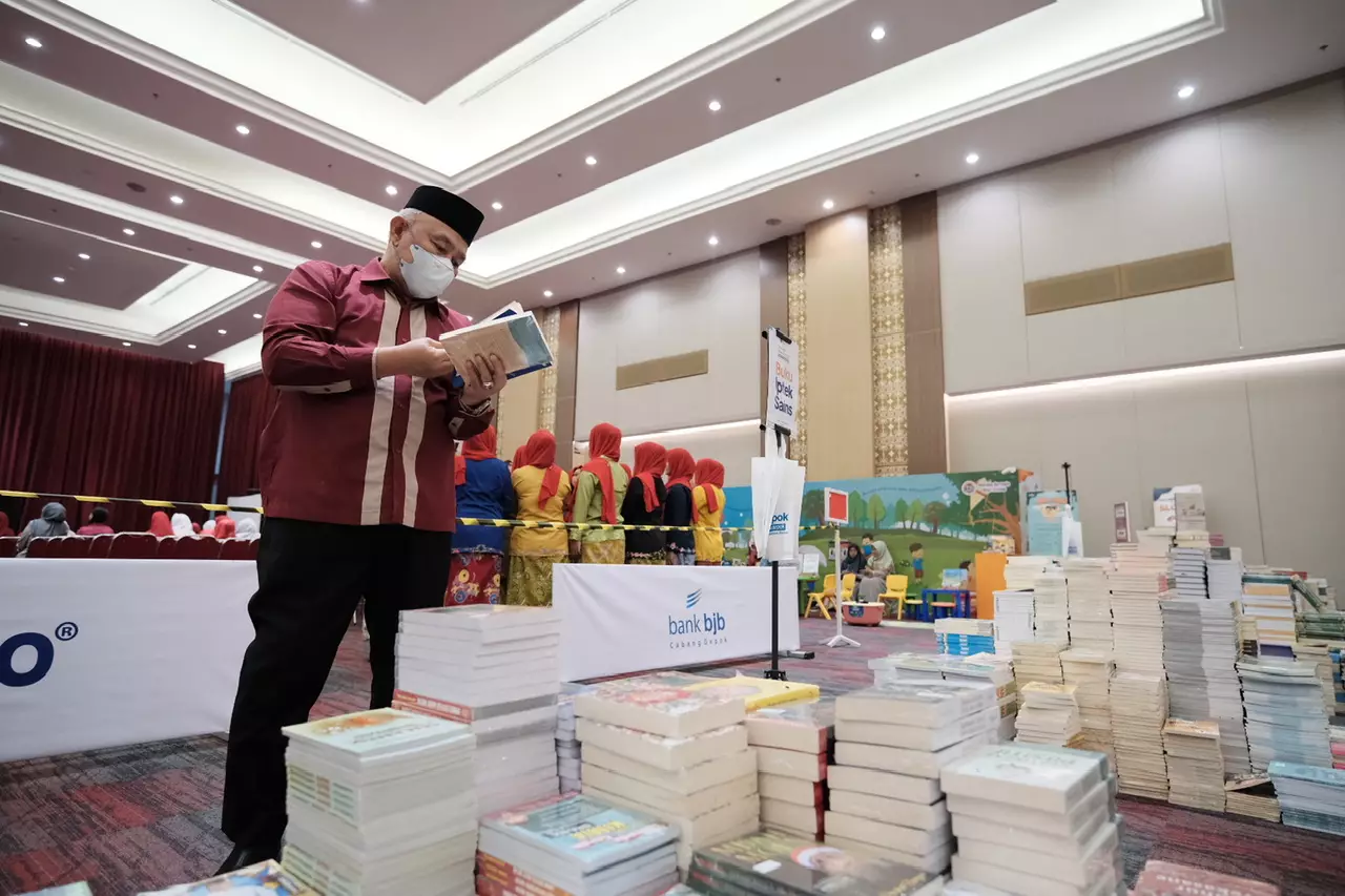 Kiai Idris Sumbangkan Buku untuk Kota Depok