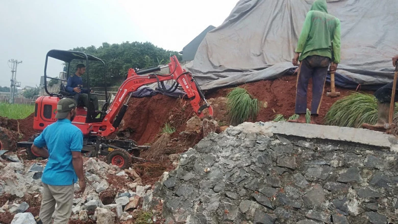 DPUPR Turunkan Satgas dan Alat Berat Tangani Longsor di Puri Depok Mas