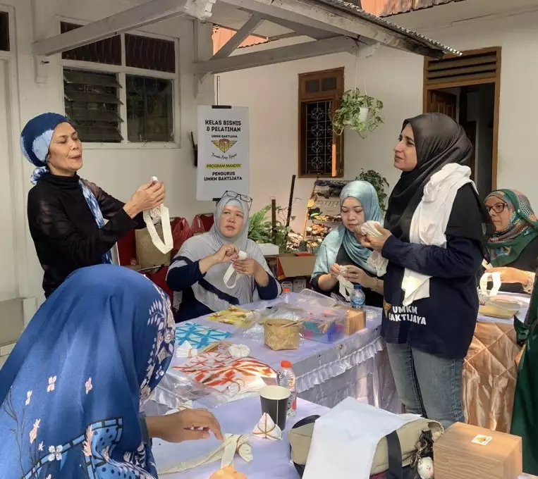 Belasan Pelaku UMKM Baktijaya Dilatih Teknik Dasar Shibori Sekka