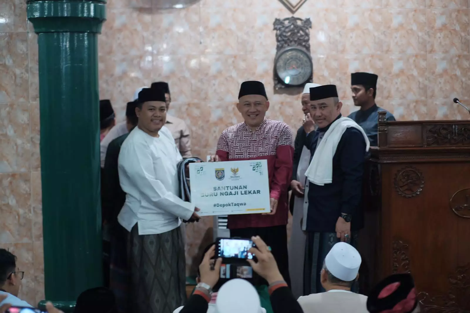 Lewat Tarling, Baznas Depok Serahkan Sejumlah Bantuan Bagi Pengurus Masjid