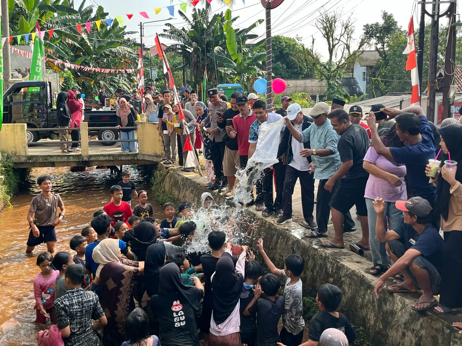Keseruan Ratusan Warga Sawangan Baru Ngubek Ikan, Meriahkan HUT ke-26 Kota Depok