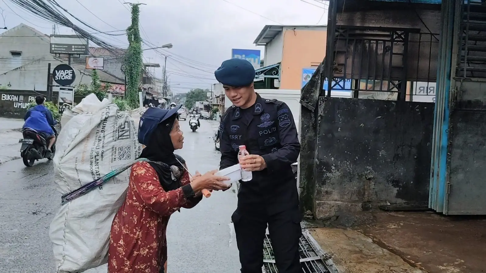 Setiap Jumat, RS Bhayangkara Brimob Depok Bantu Warga Depok dengan 100 Box Nasi