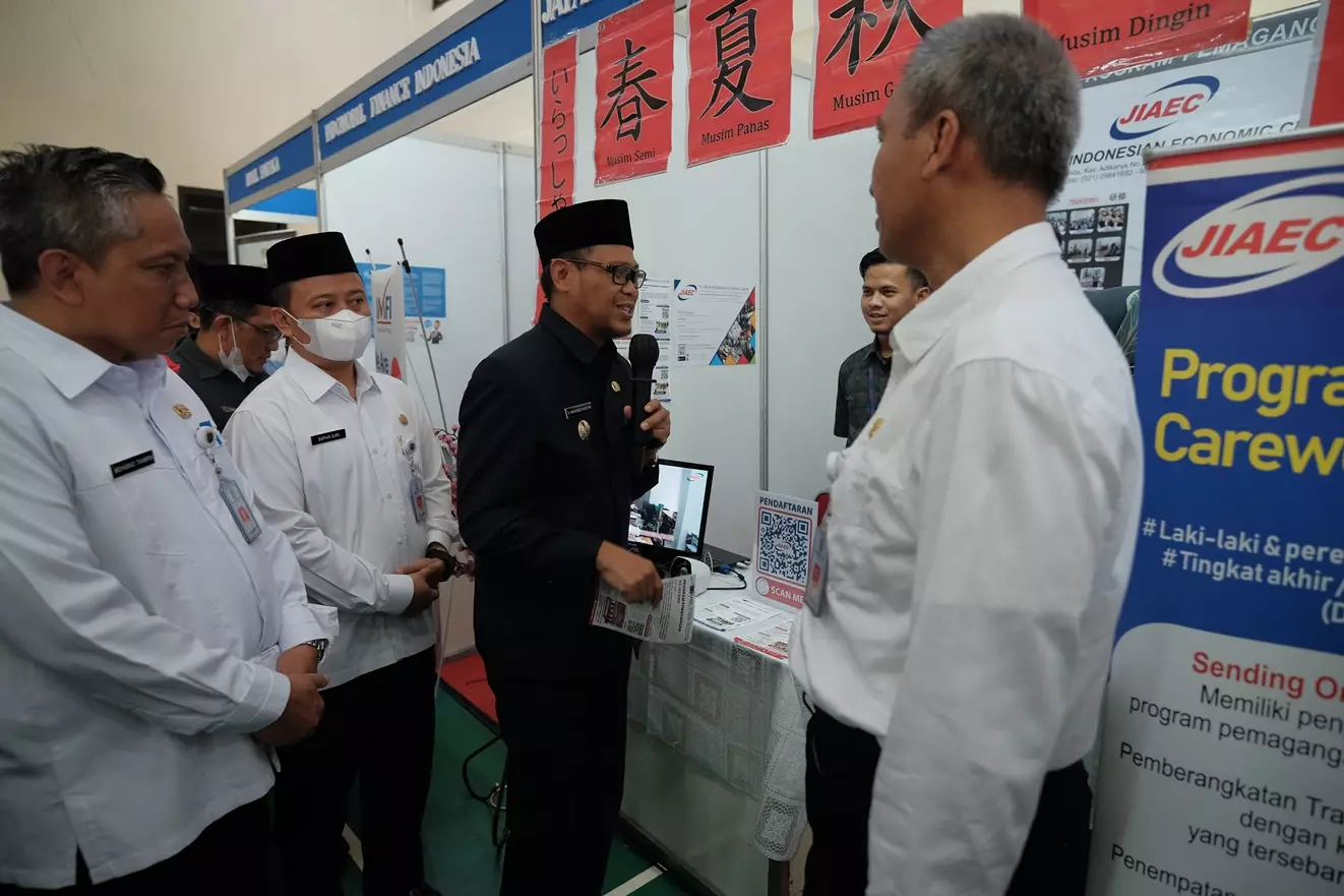 Wakil Wali Kota dan Sekda Depok Kunjungi Bursa Kerja Disnaker di Balai Rakyat Beji