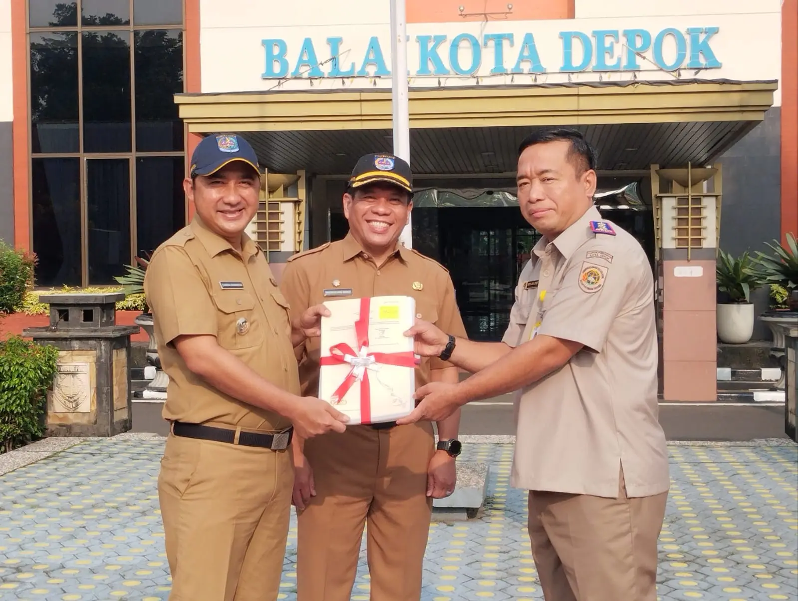 Kepala Kantah  Depok Serahkan 50 Sertipikat-el kepada Wakil Wali Kota