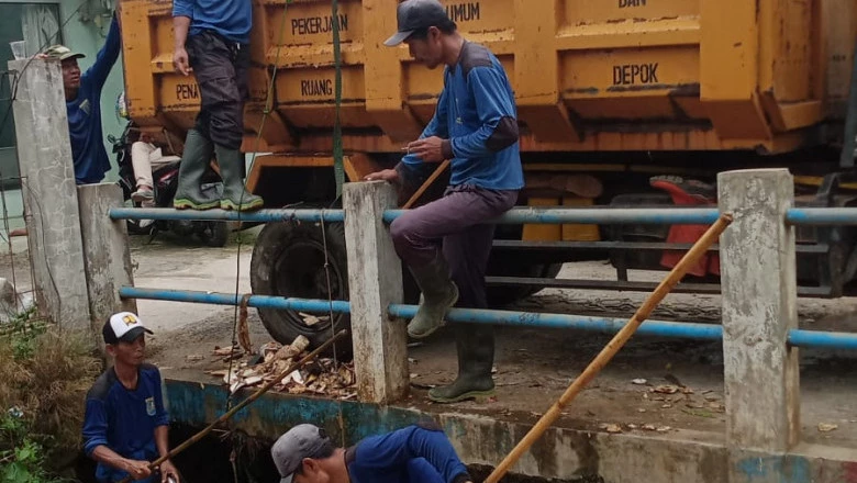 DPUPR Depok Turunkan Puluhan Satgas Angkut Sampah di Kali Cabang Barat 