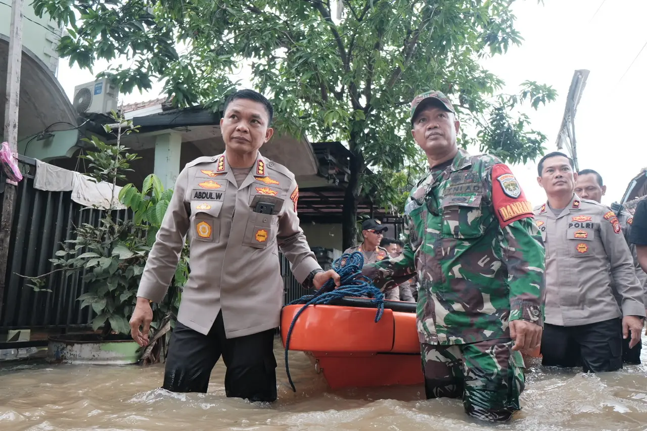 Tinjau Banjir di Sawangan Baru, Kapolres Metro Depok Serahkan Bantuan kepada Korban