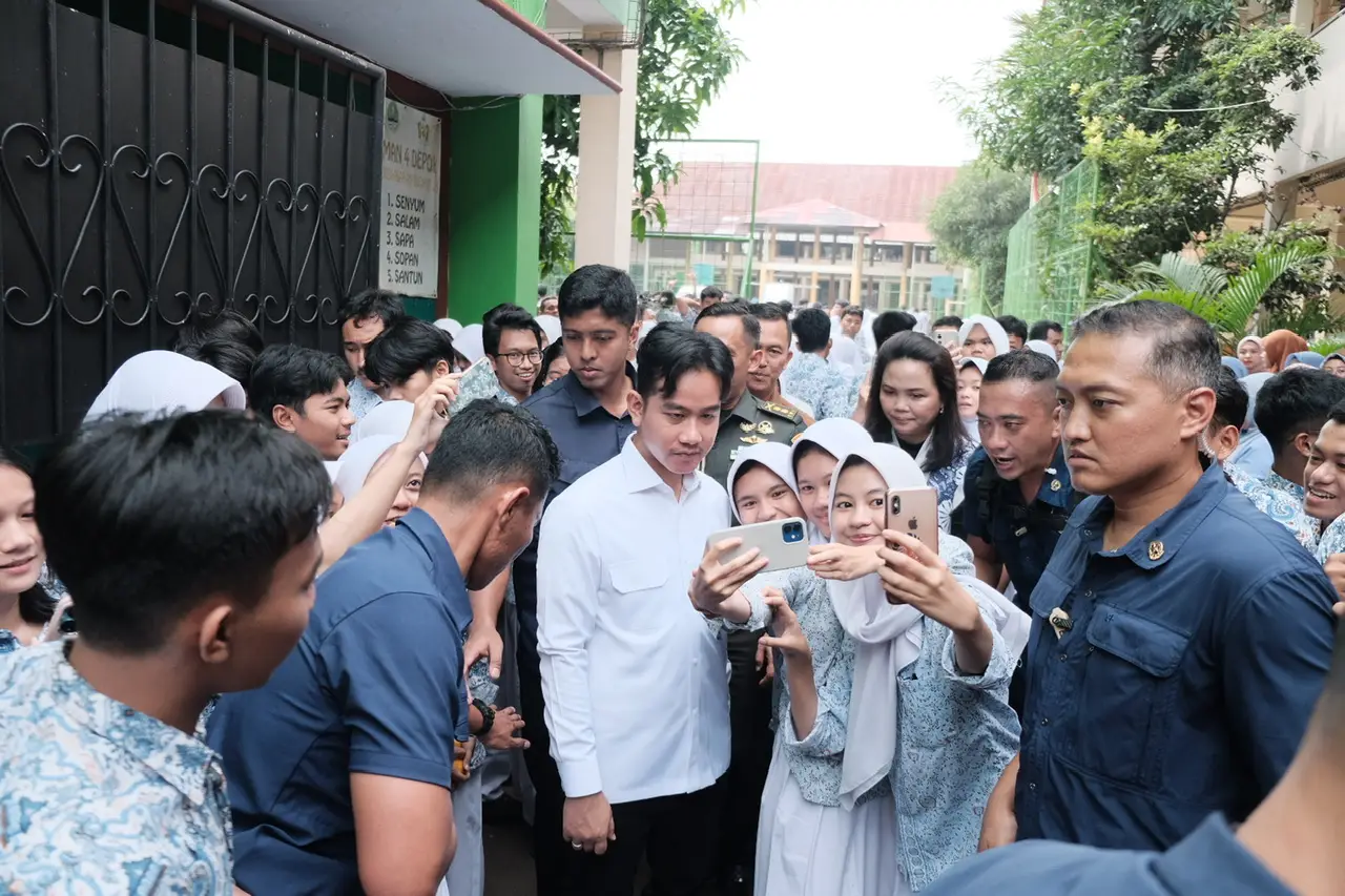 Momen Ratusan Pelajar SMAN 4 Depok Antusias Sapa Wapres Gibran