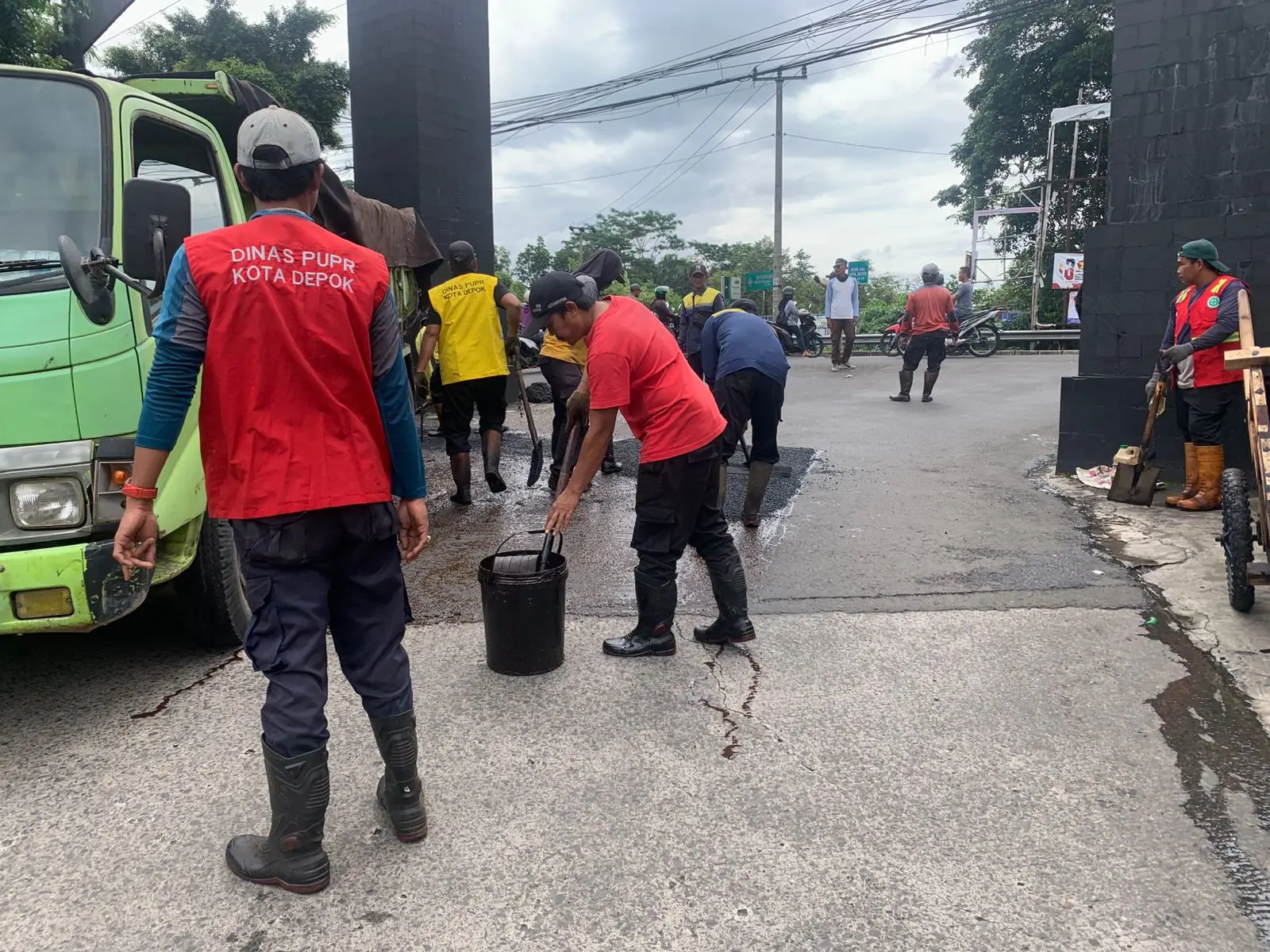 Perbaiki Tiga Ruas Jalan, DPUPR Depok Tingkatkan Kenyamanan Berkendara