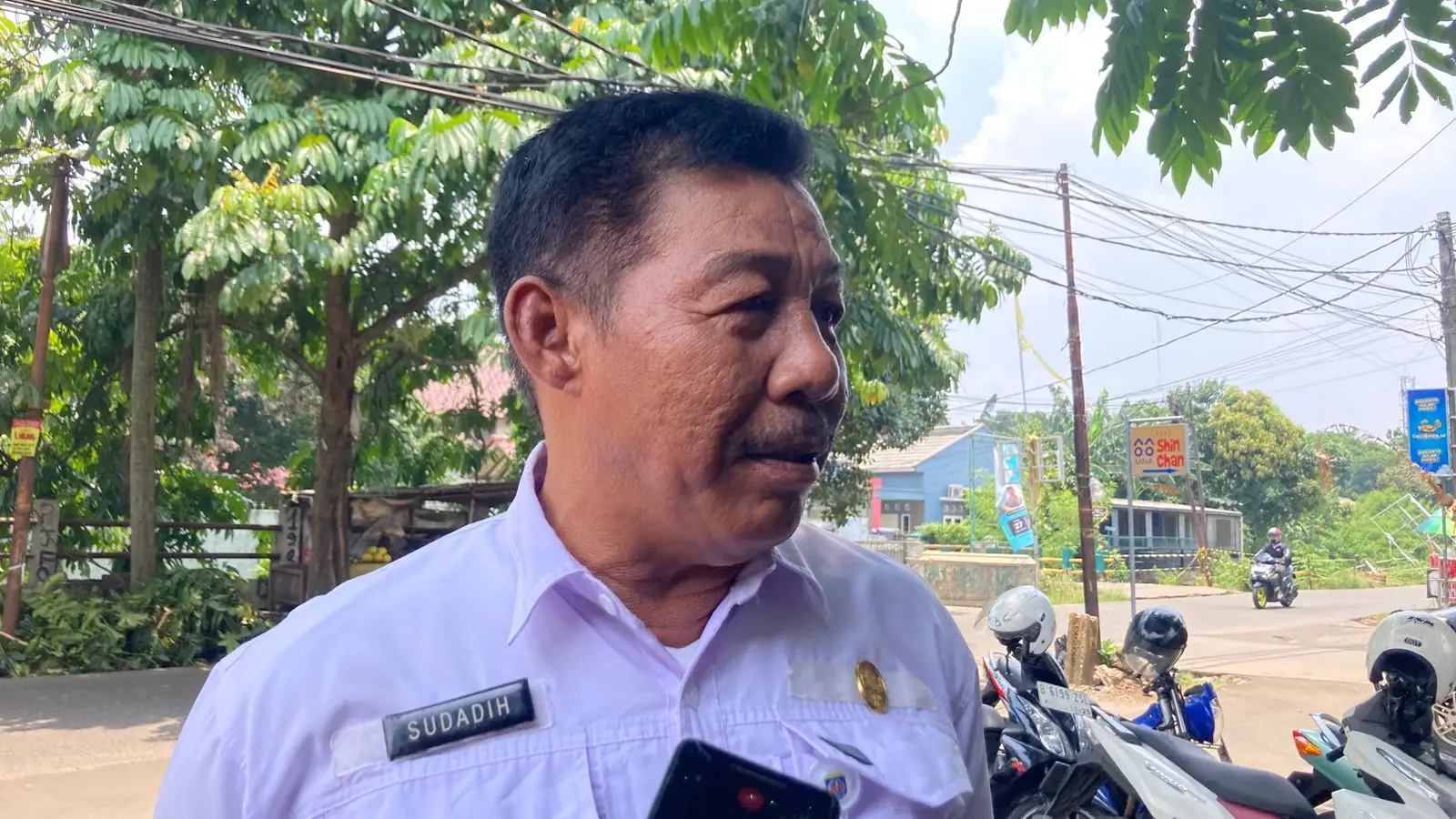 Camat Limo Imbau Warga Waspada Cuaca Ekstrem dan Potensi Puting Beliung