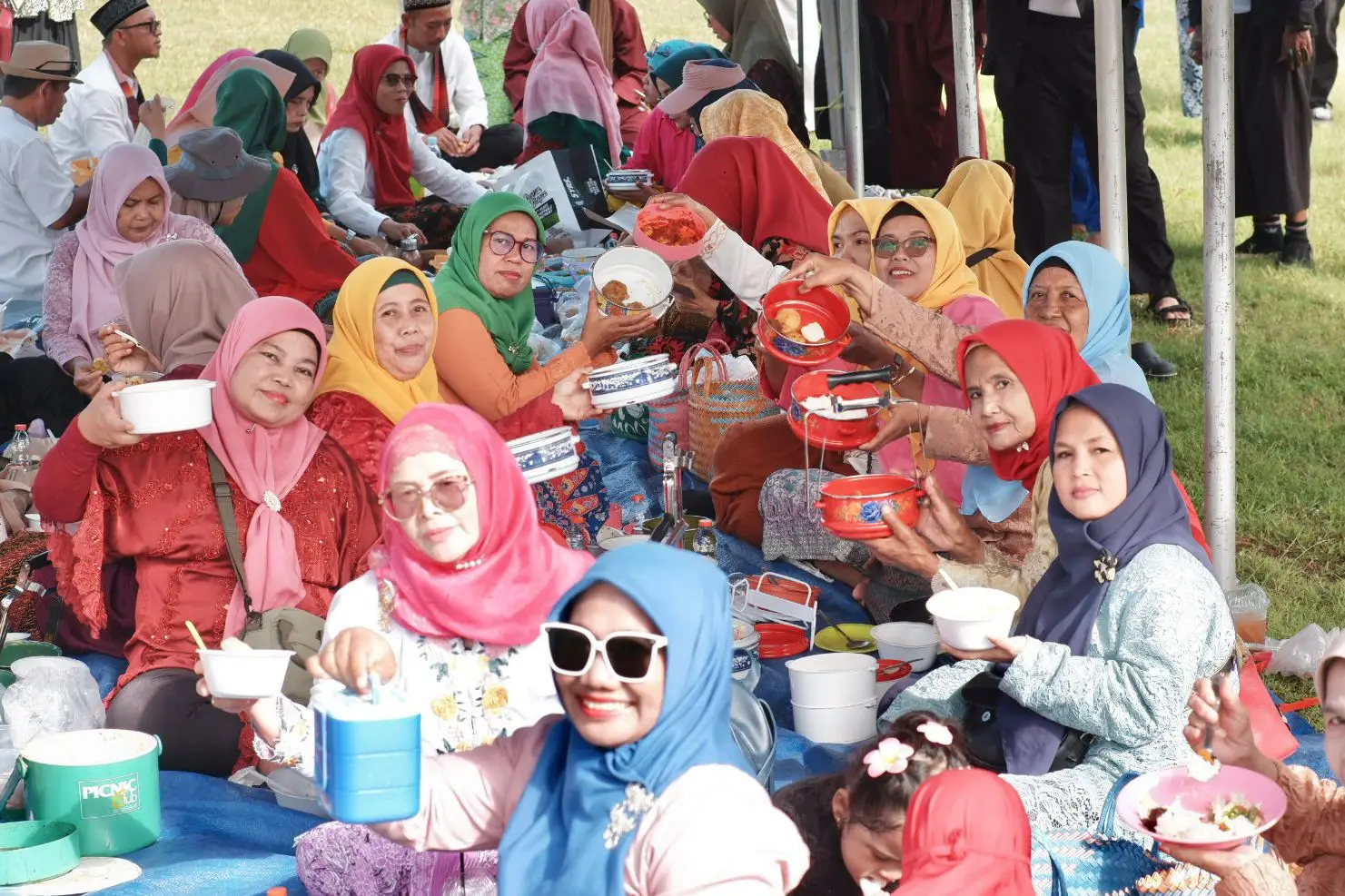 Hangatnya Rantangan Lebaran Kukusan, Warga Deprok Bersantap Bersama