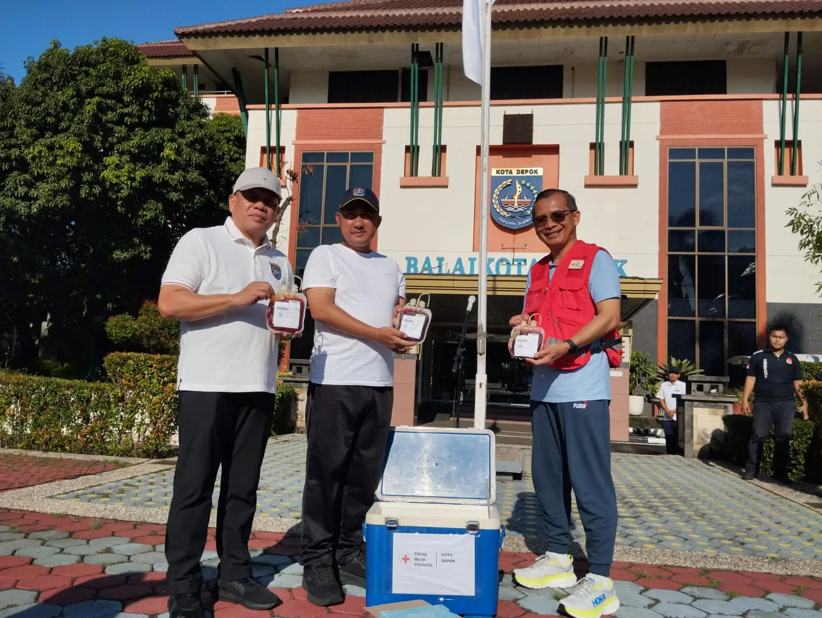 Wakil Wali Kota Depok Lepas Bantuan 100 Kantong Darah untuk Korban Bencana Sumatera