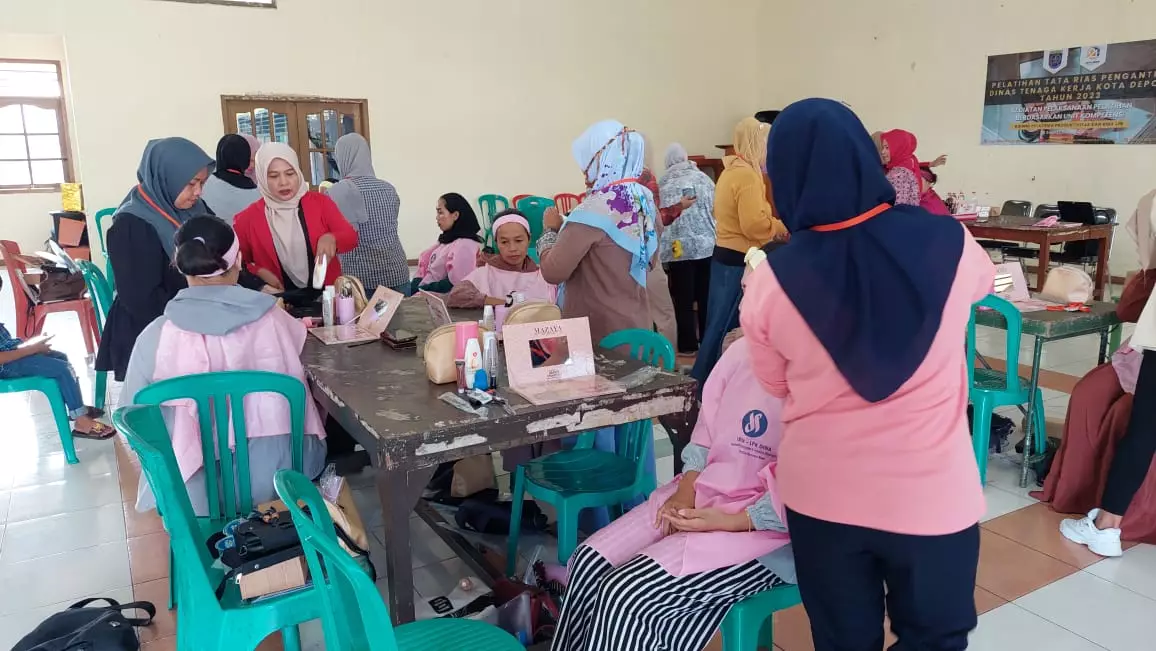 Warga di Lokus P2WKSS Diajarkan Merias Pengantin Muslim