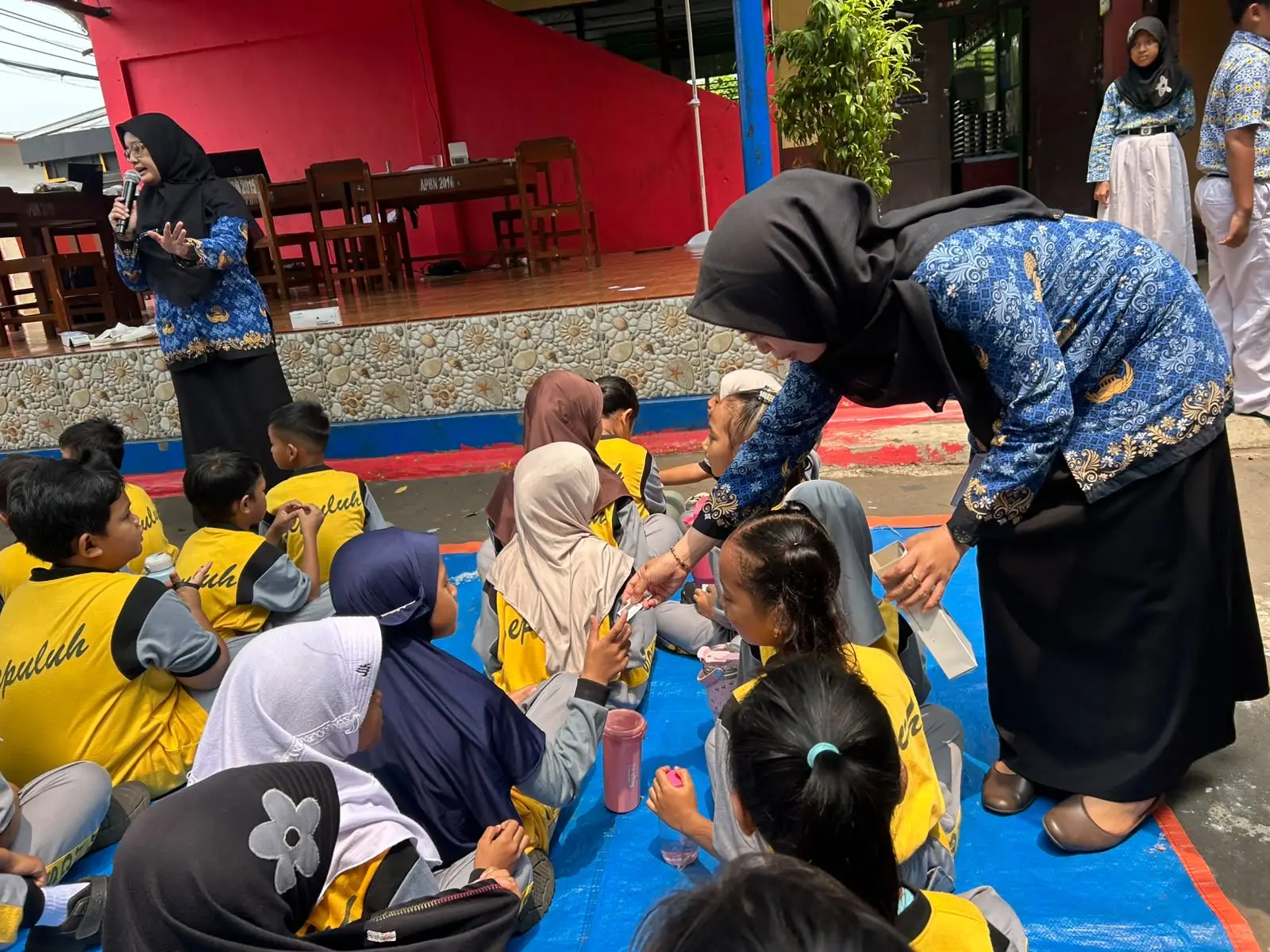 Cegah Kecacingan, Puskesmas Sukmajaya Bagikan Obat Cacing ke Ratusan Pelajar SDN Mekarjaya 10