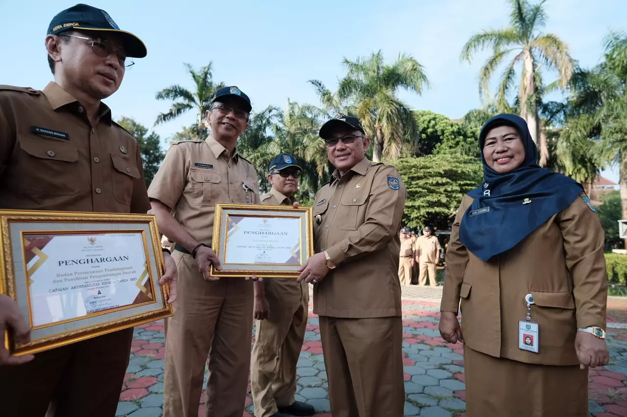 Wali Kota Depok Serahkan Penghargaan Capaian Akuntabilitas Kinerja Tahun 2023 kepada Enam Perangkat Daerah