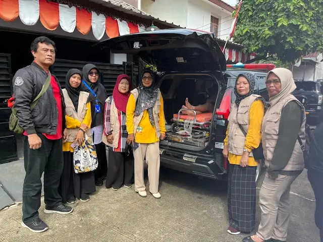 Satgas CLBK Responsif Bantu Proses Evakuasi ODGJ di Cisalak