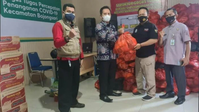 Satgas Covid-19 Bojongsari Distribusikan 1.500 Paket Sembako Bagi Warga Isoman