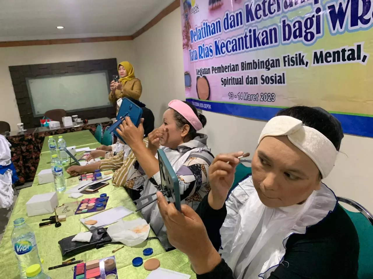 Wanita Rawan Sosial Ekonomi Dibekali Cara Merawat dan Merias Wajah