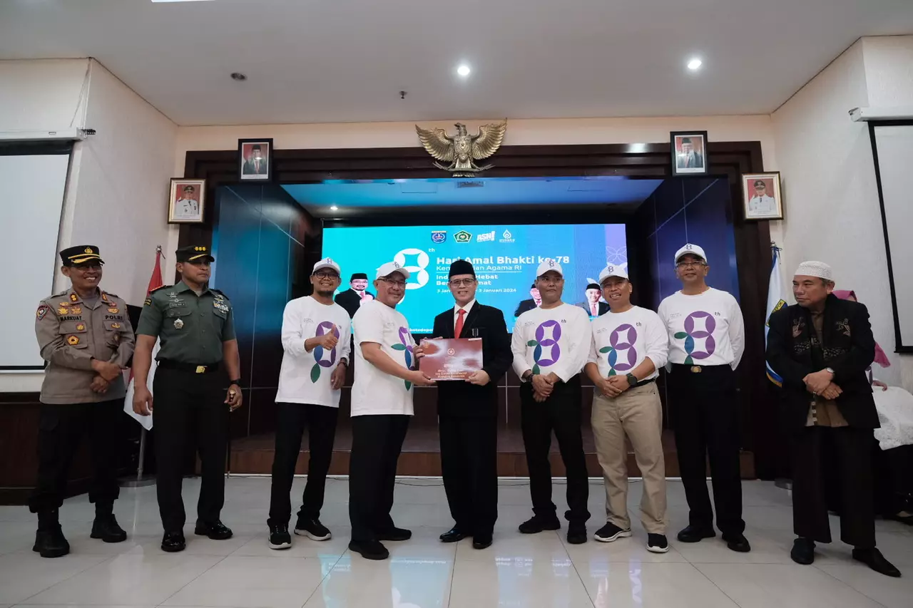 Wali Kota Serahkan Piagam Penghargaan dan Satya Lencana Karya Satya Kepada Pegawai Kemenag Depok