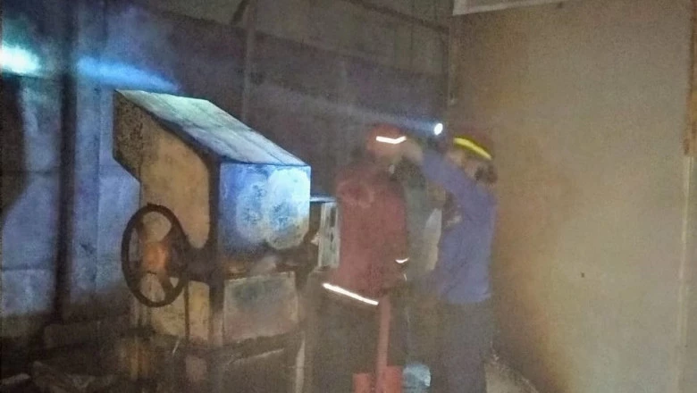 Personel Damkar Depok Berhasil Tangani Kebakaran Gudang di Cimanggis 