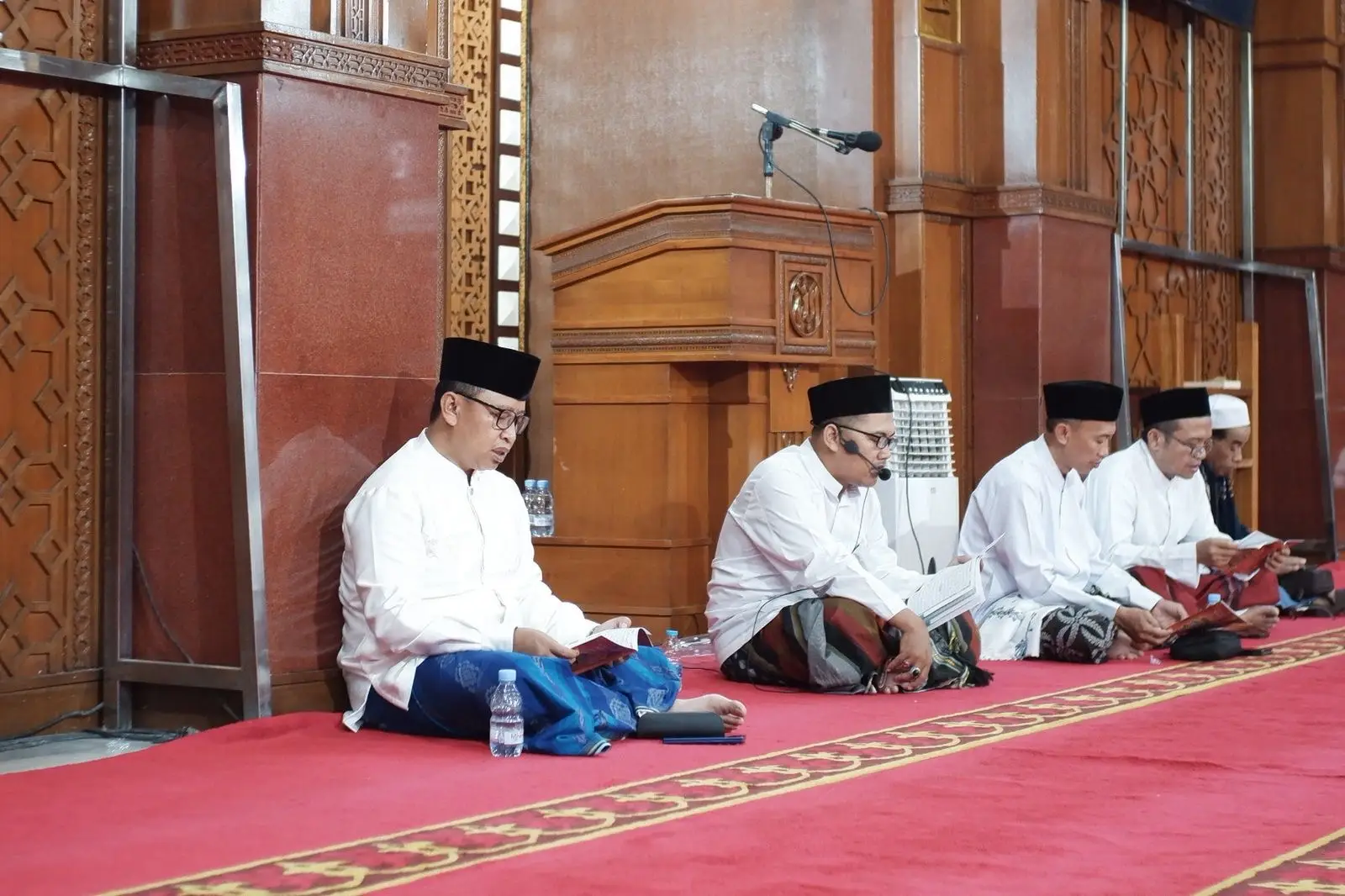 Maksimalkan Ibadah di Penghujung Ramadan, Wali Kota Depok Jalani Itikaf Bersama Warga