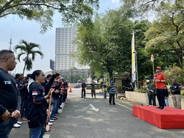 Dukung Keberagaman Suku, Bang Imam Lepas Rombongan Timur Indonesia Bersatu