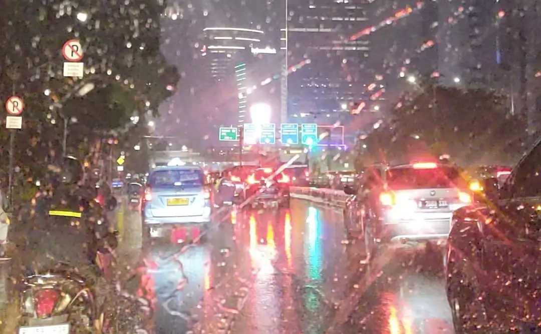 Berkendara Aman Saat Hujan, Hindari Bahaya Aquaplaning