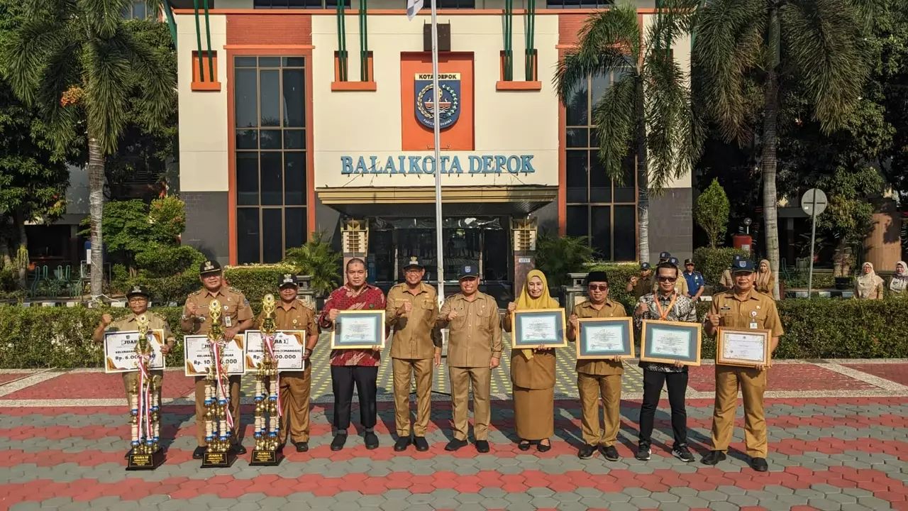 Wakil Wali Kota Serahkan Sejumlah Penghargaan Saat Apel Pagi