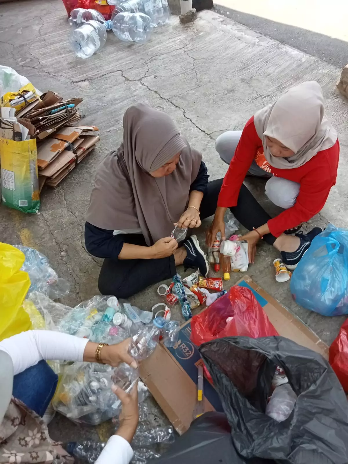 Warga RW 01 PGS Antusias Pilah Sampah, Sebulan Hampir 1,4 Ton