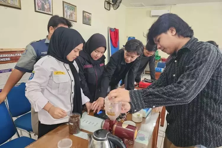 Profesi Barista Makin Digandrungi, Pemuda di Pangkalan Jati Dilatih Jadi Penyaji Kopi