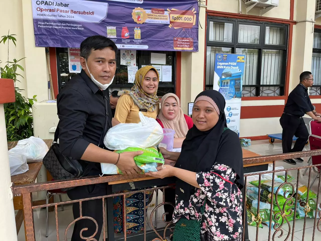 Antusias Hadiri Operasi Pasar Bersubsidi Jabar, Warga Cipayung: Sangat Terbantu Sekali