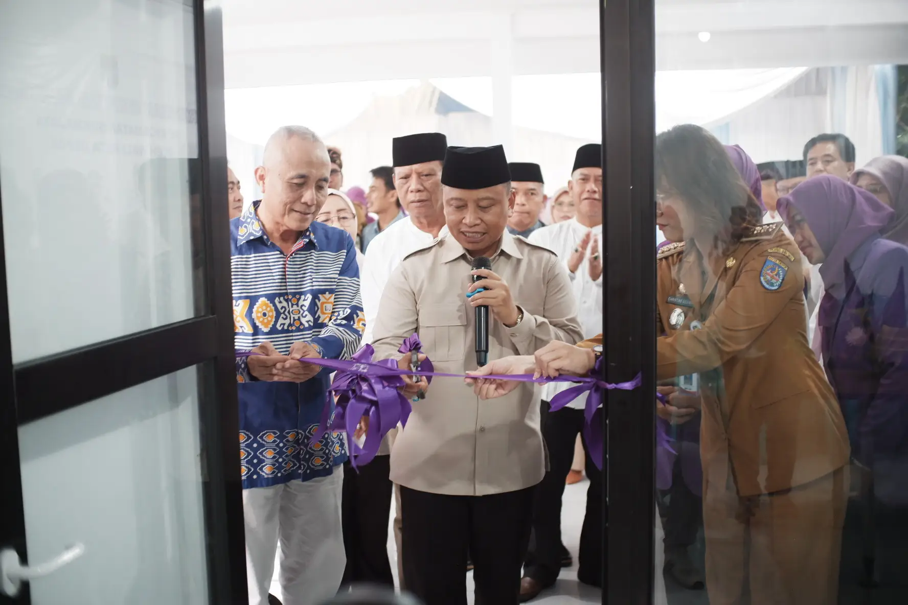 Wali Kota Depok Gunting Pita Resmikan Posyandu Griya Asri RW 24 Mekarjaya