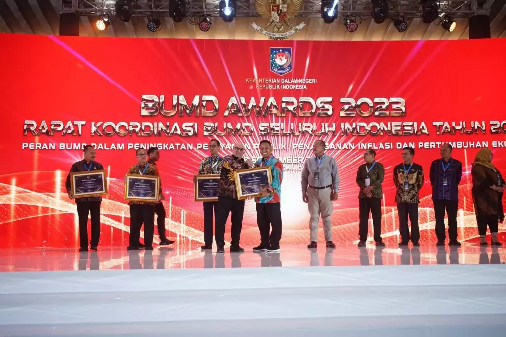 Wali Kota Depok dan PT Tirta Asasta Raih Penghargaan BUMD Awards 2023