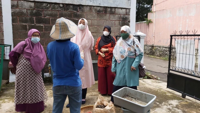 Kunjungi Bank Sampah Budi Daya Bersih Mekarsari, Ketua TP-PKK Cimanggis Beri Dukungan