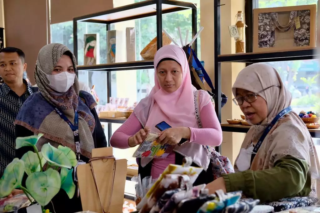 Kunjungi Dekranasda Depok, Delegasi Malaysia Beli Produk IKM Lokal