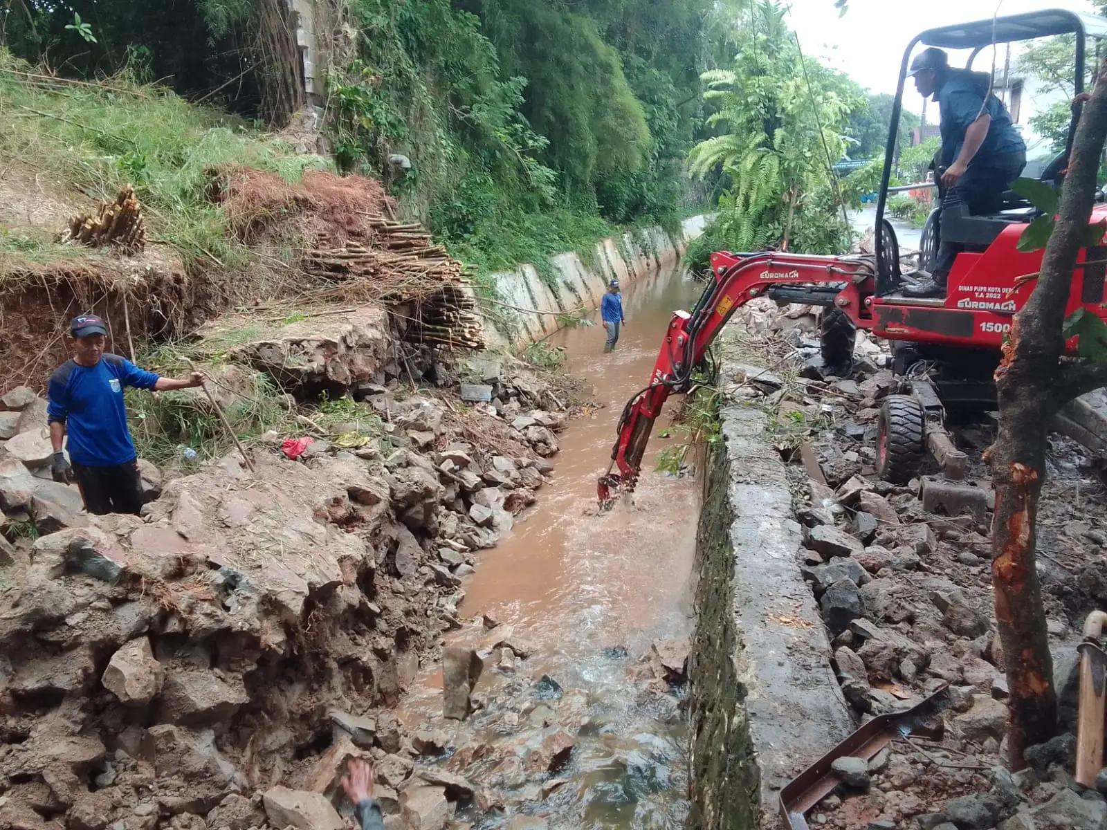 DPUPR Depok Gerak Cepat Tangani Longsor Turap di Setu Tipar