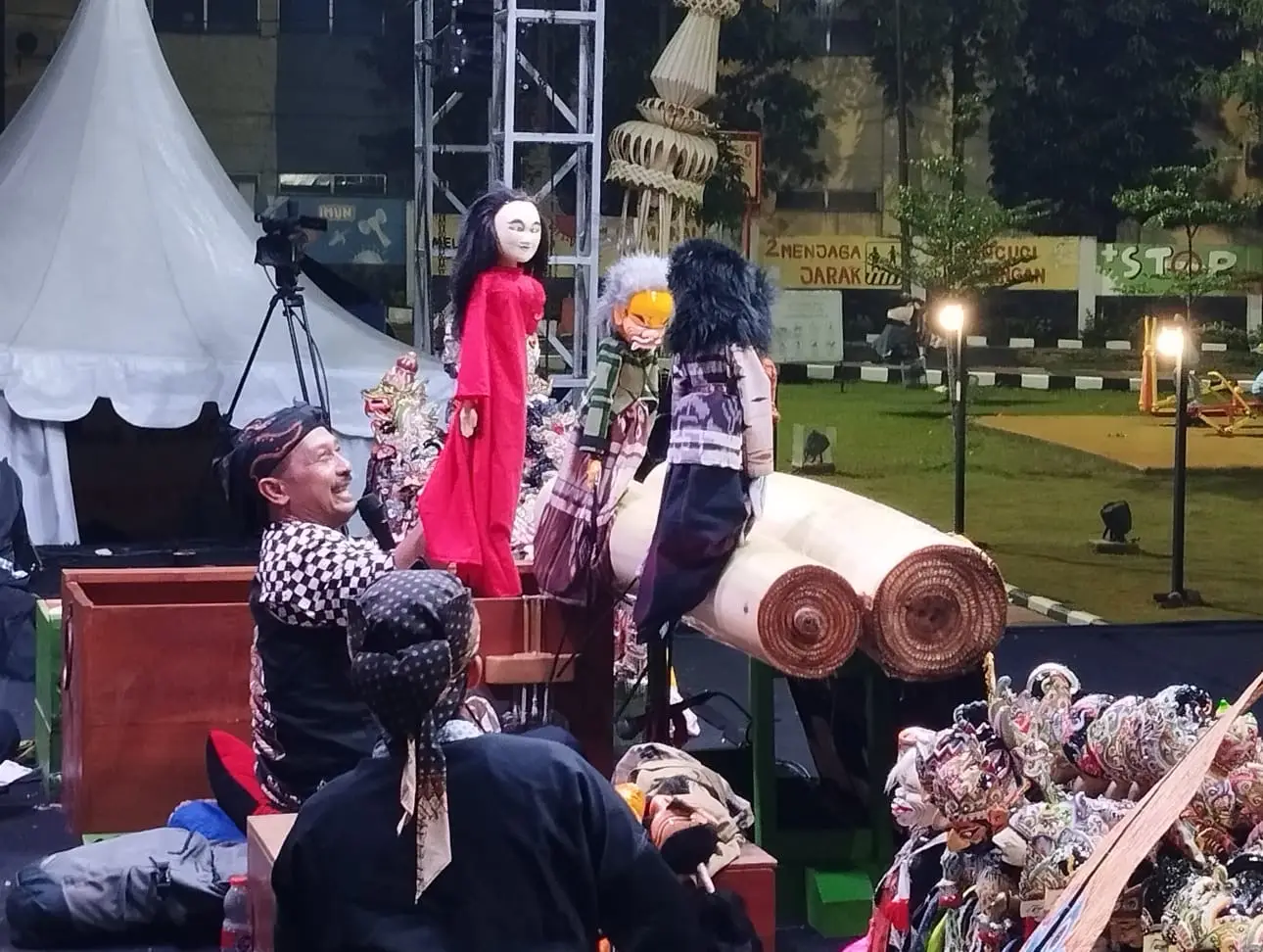 Intip Aksi Dalang Deden Komara Hudaya Lakoni Wayang Golek di Mapay Depok 1