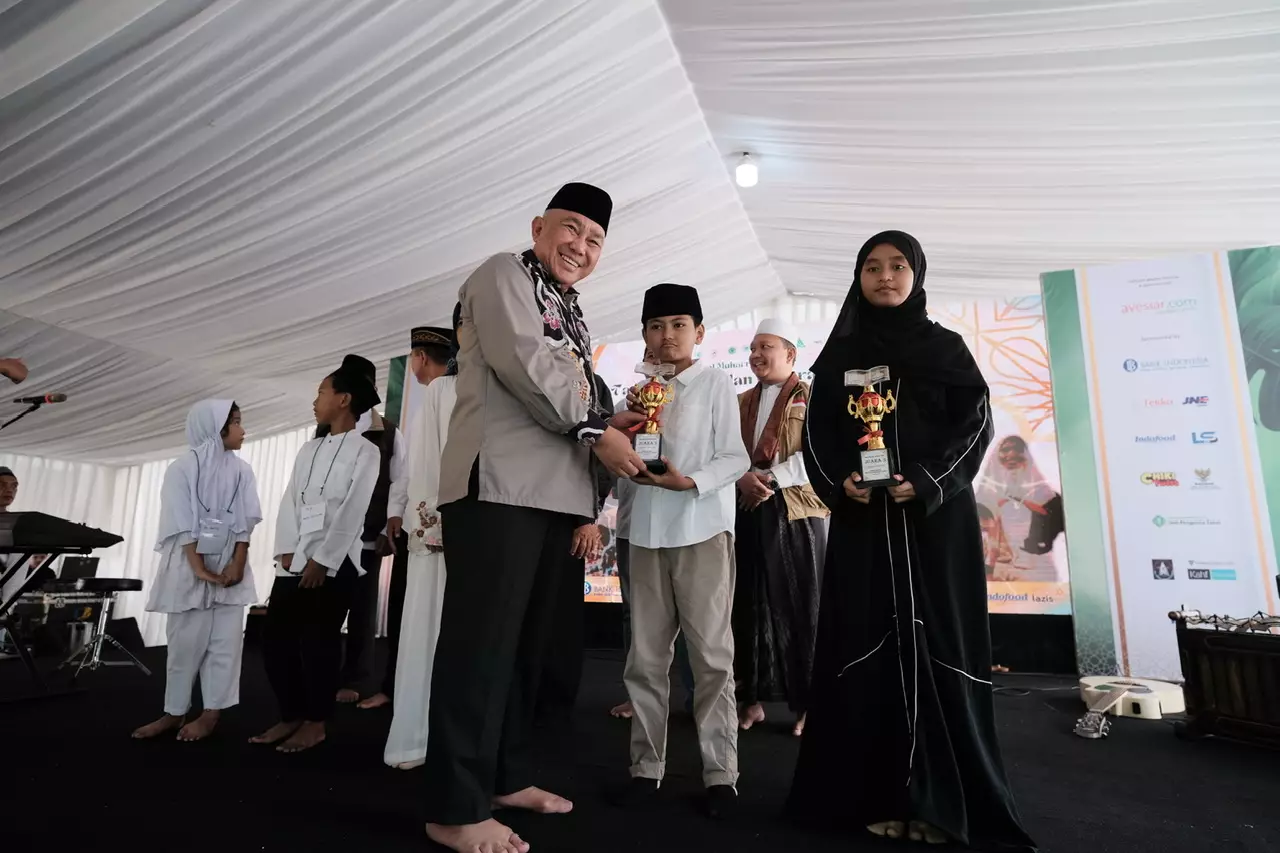 Wali Kota Depok Serahkan Piala Juara Lomba Tahfidz dan Santunan Yatim Pada Festival Muharram 1446 H Pondok Petir