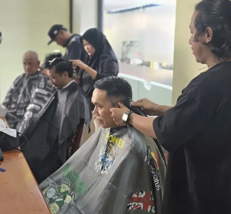 45 Warga Depok Ikut Layanan Cukur Rambut Gratis, Bikin Makin Kece