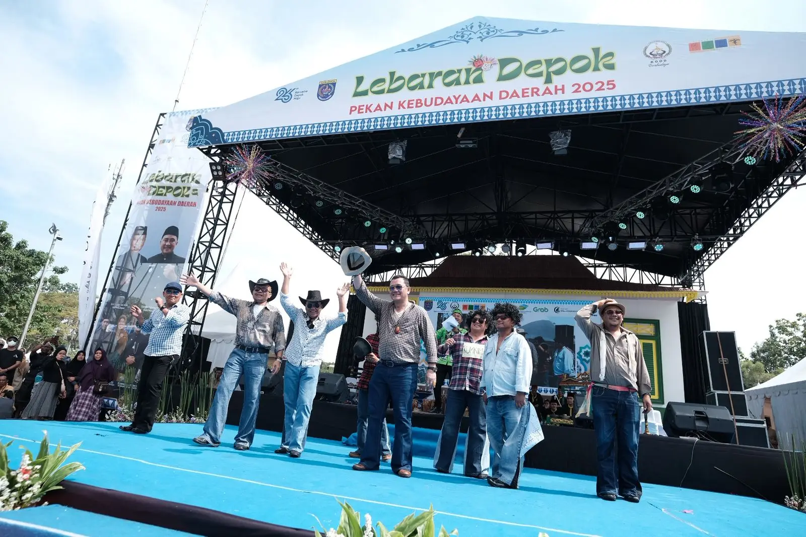 Ratusan Orang Tampil Nyentrik di Fashion Show Era 70-an, Semarakkan Lebaran Depok 2025