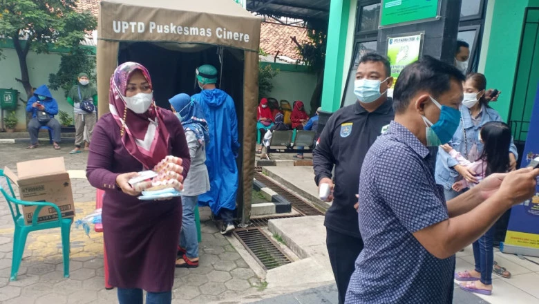 Aksi Solidaritas, Warga Cinere Bagikan Sembako untuk Pasien Isoman