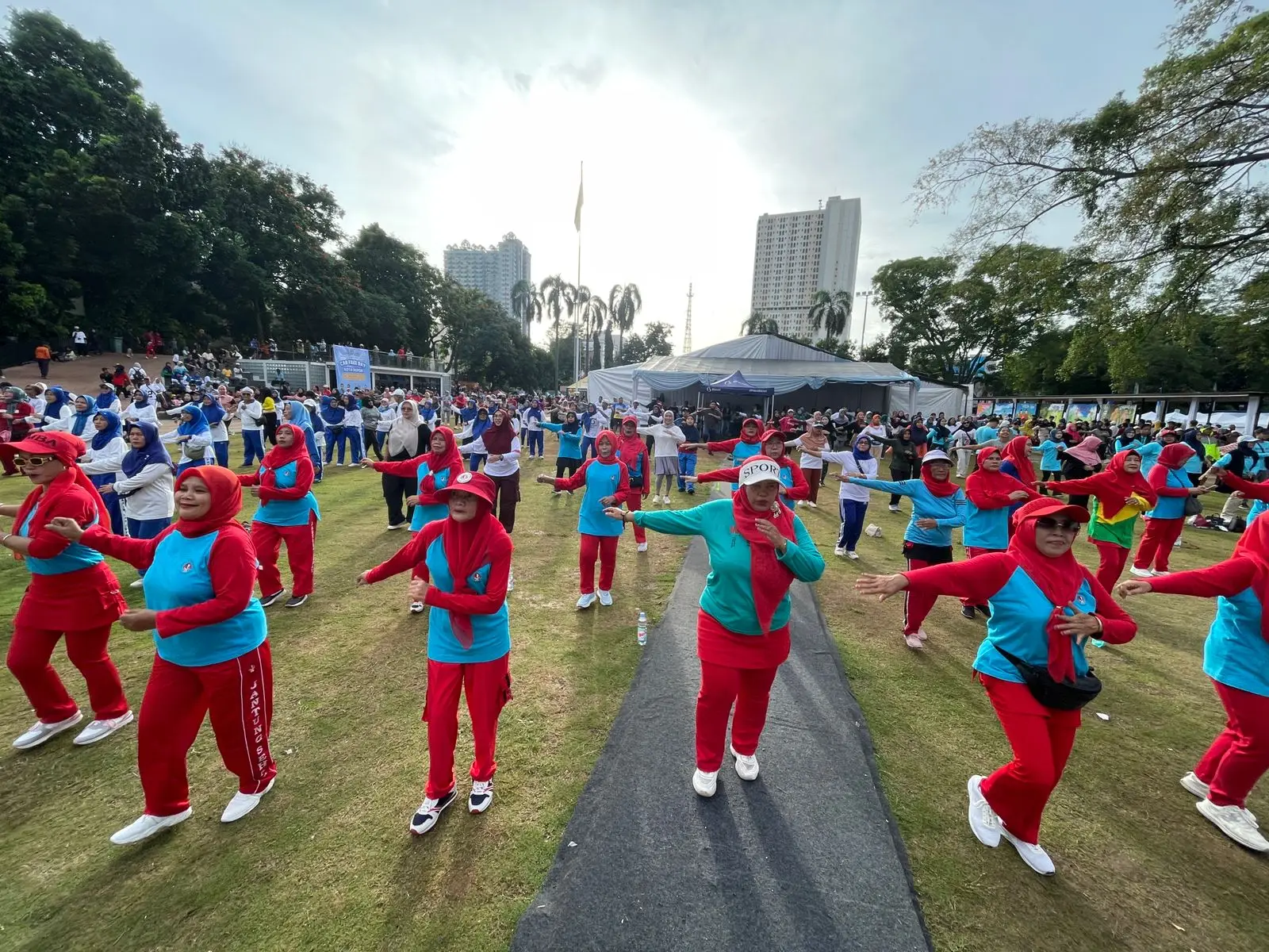 Momen TOSS TBC, Ratusan Warga Ikut Senam Zumba Bareng KORMI Depok