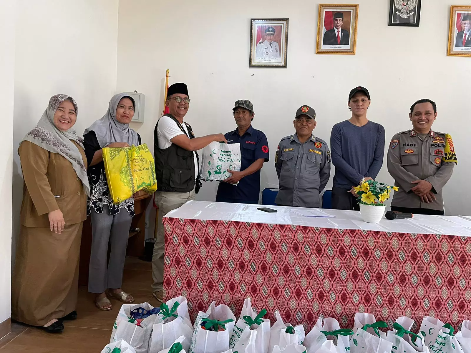 Dapat Bingkisan Lebaran, Warga Pocin: Alhamdulillah Berkah